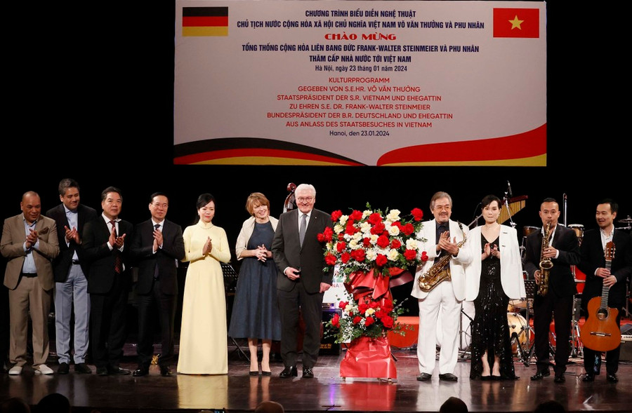 Chủ tịch nước Võ Văn Thưởng và Phu nhân cùng Tổng thống Đức Frank-Walter Steinmeier và Phu nhân tặng hoa cho các nghệ sỹ. (Ảnh: Thống Nhất/TTXVN)