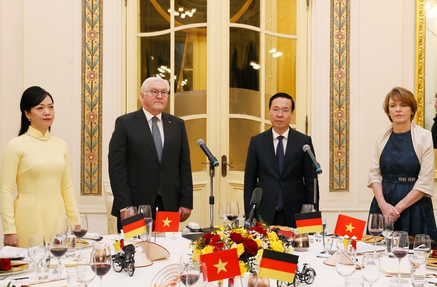 Chủ tịch nước Võ Văn Thưởng và Phu nhân cùng Tổng thống Đức Frank-Walter Steinmeier và Phu nhân thực hiện nghi lễ chào cờ. (Ảnh: Thống Nhất/TTXVN)