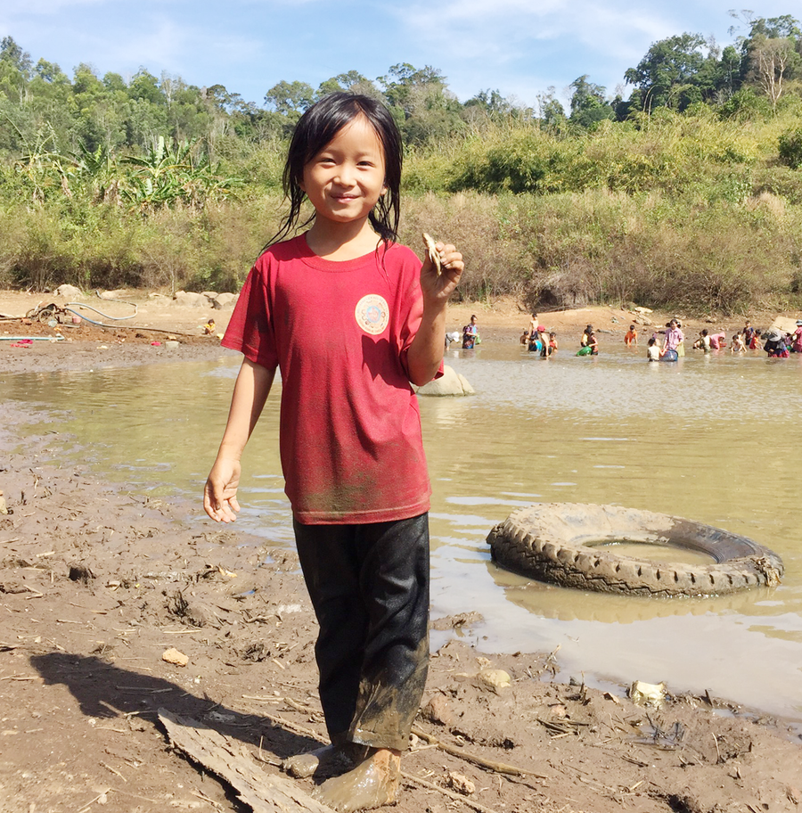 Cô bé vui mừng khi bắt được con cá rô