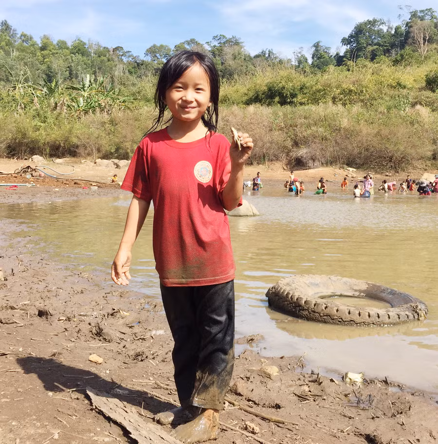 Cô bé vui mừng khi bắt được con cá rô