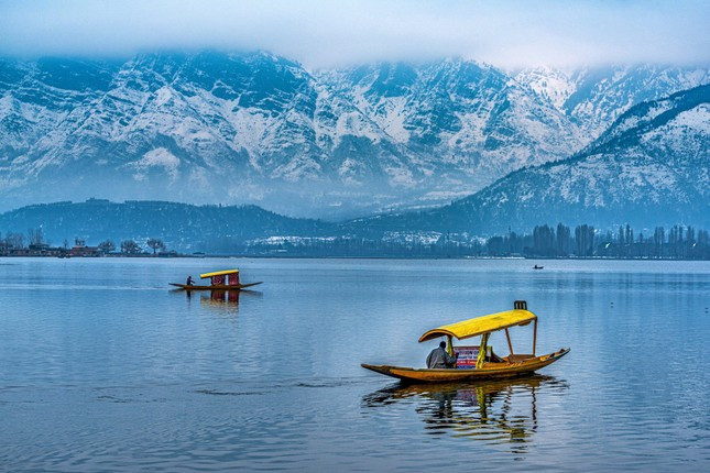 Hồ Dal, ở Srinagar, Kashmir, có tầm nhìn ra dãy Himalaya của Ấn Độ. Ảnh: Shutterstock. Hồ Dal, ở Srinagar, Kashmir, có tầm nhìn ra dãy Himalaya của Ấn Độ. Ảnh: Shutterstock.