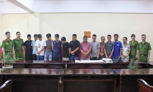 Bắt 13 đối tượng nam, nữ đánh bạc trên xe khách giường nằm - Ảnh 1. Các đối tượng tham gia đánh bạc tại cơ quan công an. Ảnh: Công an cung cấp