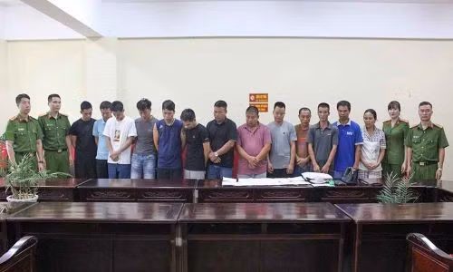 Các đối tượng tham gia đánh bạc tại cơ quan công an. Ảnh: Công an cung cấp