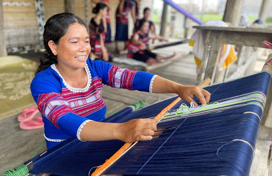 Những sản phẩm đạt trình độ cao về thẩm mỹ và kỹ thuật của chị Biêr-Thành viên Câu lạc bộ dệt thổ cẩm đã truyền cảm hứng cho các chị em học nghề. Ảnh: M.C