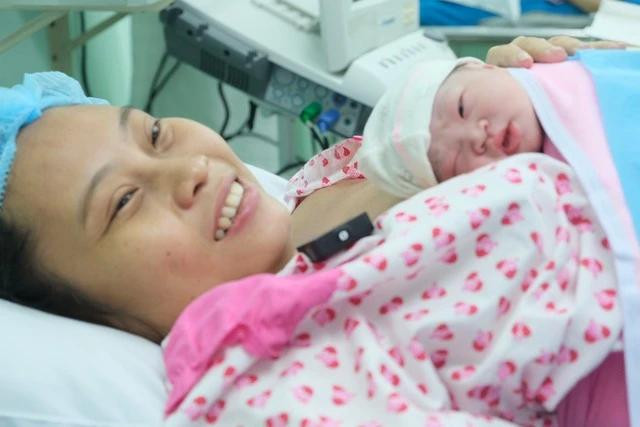 Lúc 0 giờ, sản phụ Nguyễn Thị Hồng Phấn (ngụ H.Củ Chi, TP.HCM) sinh con thứ hai tại Bệnh viện Hùng Vương, bé gái nặng 2,7 kg. Ảnh: T.C