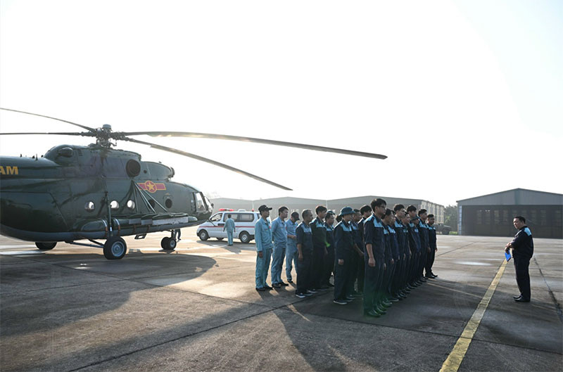 Công tác chuẩn bị, giao nhiệm vụ trước khi huấn luyện bay. Ảnh: Minh Lê. Công tác chuẩn bị, giao nhiệm vụ trước khi huấn luyện bay. Ảnh: Minh Lê.