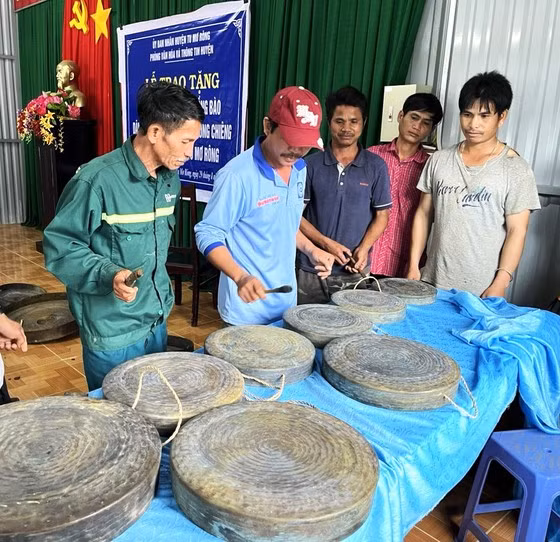 Bà con người Xơ Đăng vui mừng vì được tặng chiêng.