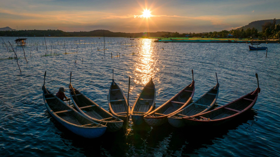 Đầm Ô Loan là điểm ngắm hoàng hôn thơ mộng và là nơi săn ảnh nghệ thuật nổi tiếng của nhiều nhiếp ảnh gia trong nước và quốc tế. Khung cảnh thiên nhiên hoang sơ cùng cuộc sống người dân vùng đầm phá đã tạo ra nhiều cảm xúc sáng tác nghệ thuật. Ảnh: BÙI VĂN HẢI Đầm Ô Loan là điểm ngắm hoàng hôn thơ mộng và là nơi săn ảnh nghệ thuật nổi tiếng của nhiều nhiếp ảnh gia trong nước và quốc tế. Khung cảnh thiên nhiên hoang sơ cùng cuộc sống người dân vùng đầm phá đã tạo ra nhiều cảm xúc sáng tác nghệ thuật. Ảnh: BÙI VĂN HẢI