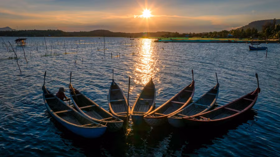 Đầm Ô Loan là điểm ngắm hoàng hôn thơ mộng và là nơi săn ảnh nghệ thuật nổi tiếng của nhiều nhiếp ảnh gia trong nước và quốc tế. Khung cảnh thiên nhiên hoang sơ cùng cuộc sống người dân vùng đầm phá đã tạo ra nhiều cảm xúc sáng tác nghệ thuật. Ảnh: BÙI VĂN HẢI