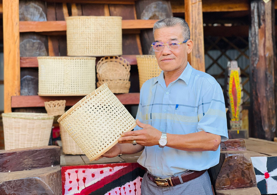 Ông Nguyễn Xuân Quang (thôn Tân An, xã Ia Sao, huyện Ia Grai) đã có hành trình “kết duyên” cho nghệ thuật đan lát truyền thống đầy ý nghĩa. Ảnh: T.D