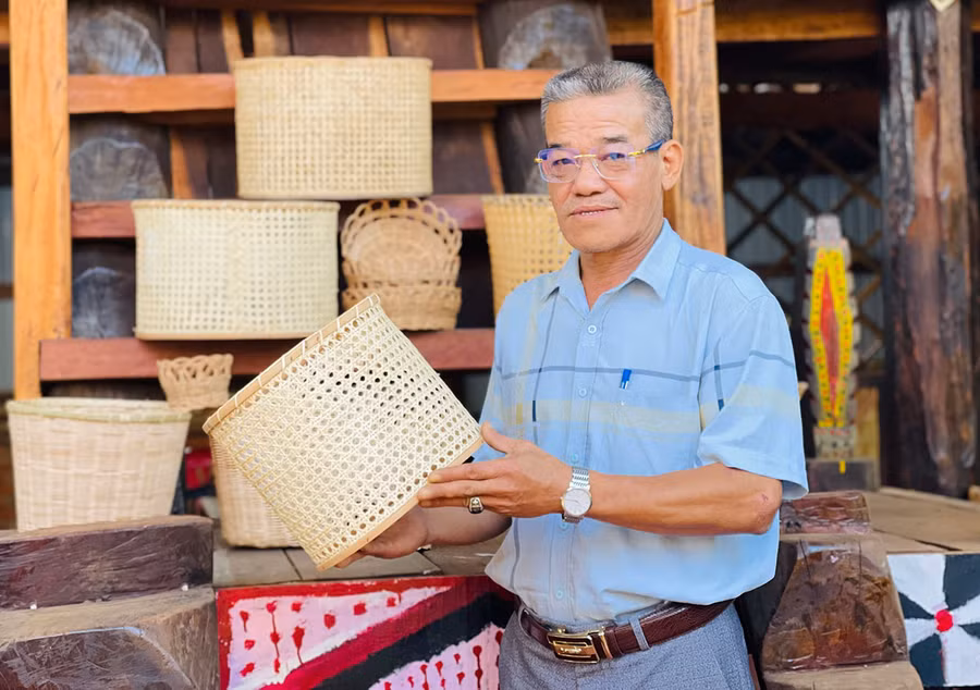 Ông Nguyễn Xuân Quang (thôn Tân An, xã Ia Sao, huyện Ia Grai) đã có hành trình “kết duyên” cho nghệ thuật đan lát truyền thống đầy ý nghĩa. Ảnh: T.D