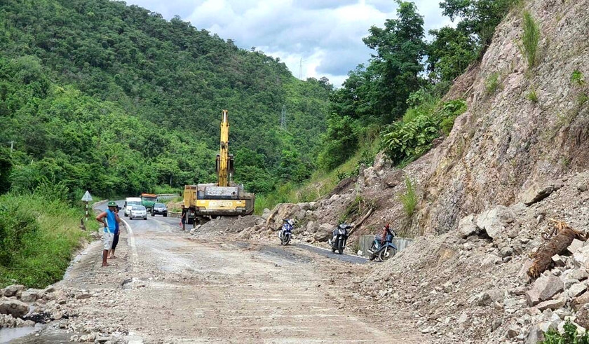 Xử lý điểm sạt lở trên đèo Tô Na (địa phận xã Ia Rsươm, huyện Krông Pa) do mưa lớn gây ra. Ảnh minh họa: Lê Hòa Xử lý điểm sạt lở trên đèo Tô Na (địa phận xã Ia Rsươm, huyện Krông Pa) do mưa lớn gây ra. Ảnh minh họa: Lê Hòa