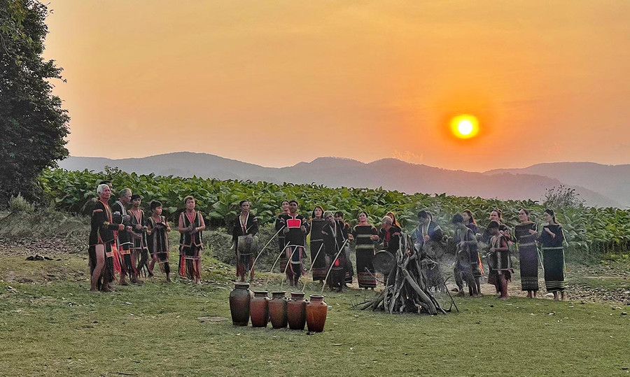 Chiếc ché gắn liền với đời sống văn hóa tinh thần của người Jrai ở Krông Pa. Ảnh: Minh Châu Chiếc ché gắn liền với đời sống văn hóa tinh thần của người Jrai ở Krông Pa. Ảnh: Minh Châu