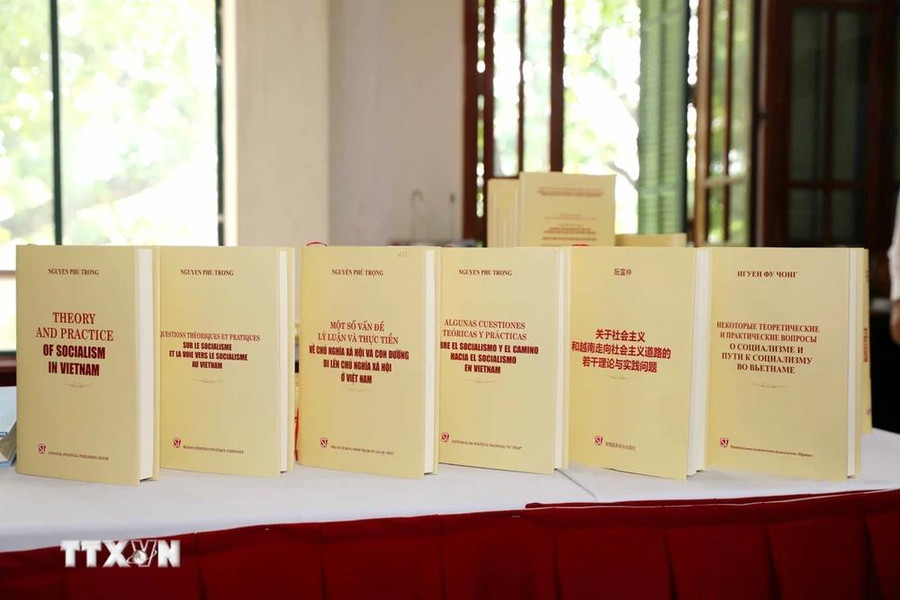 Sách “Một số vấn đề lý luận và thực tiễn về chủ nghĩa xã hội và con đường đi lên chủ nghĩa xã hội ở Việt Nam” của Tổng Bí thư Nguyễn Phú Trọng xuất bản bằng 8 ngoại ngữ. (Ảnh: Phương Hoa/TTXVN) Sách “Một số vấn đề lý luận và thực tiễn về chủ nghĩa xã hội và con đường đi lên chủ nghĩa xã hội ở Việt Nam” của Tổng Bí thư Nguyễn Phú Trọng xuất bản bằng 8 ngoại ngữ. (Ảnh: Phương Hoa/TTXVN)