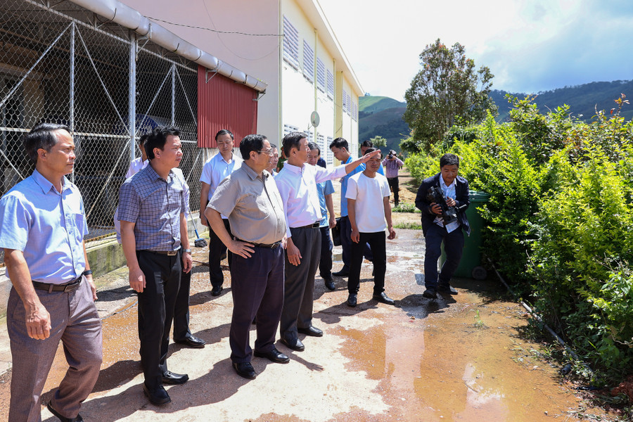 Thủ tướng khảo sát cơ sở vật chất Trường Phổ thông Dân tộc nội trú huyện Tu Mơ Rông - Ảnh: VGP/Nhật Bắc Thủ tướng khảo sát cơ sở vật chất Trường Phổ thông Dân tộc nội trú huyện Tu Mơ Rông - Ảnh: VGP/Nhật Bắc