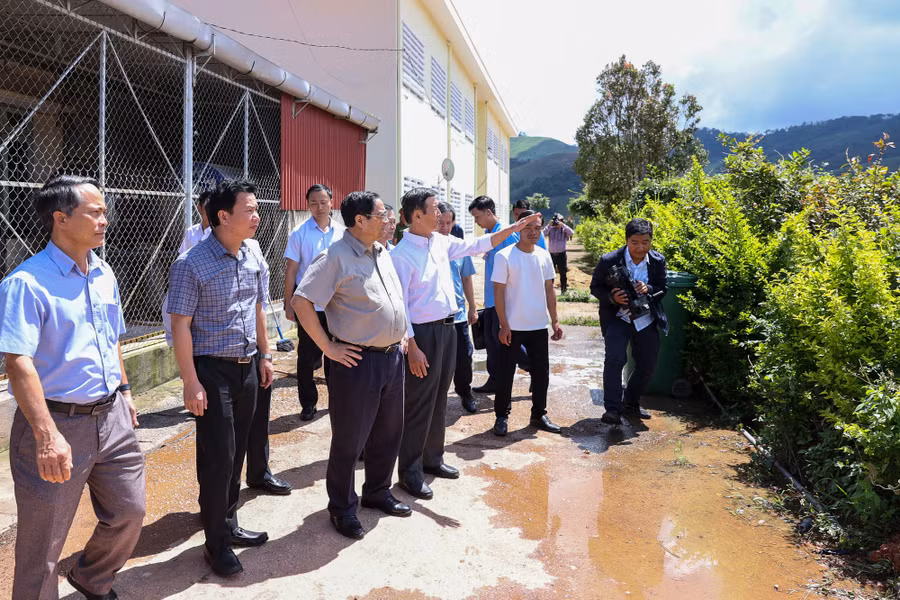 Thủ tướng khảo sát cơ sở vật chất Trường Phổ thông Dân tộc nội trú huyện Tu Mơ Rông - Ảnh: VGP/Nhật Bắc