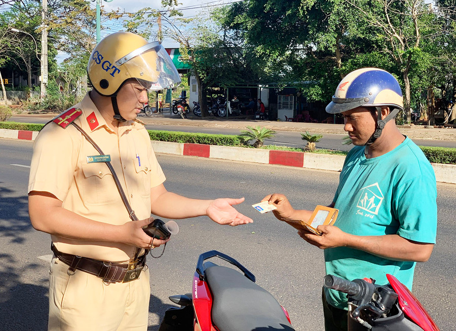 Lực lượng Cảnh sát Giao thông kiểm tra giấy tờ người điều khiển phương tiện tham gia giao thông. Ảnh: R.H
