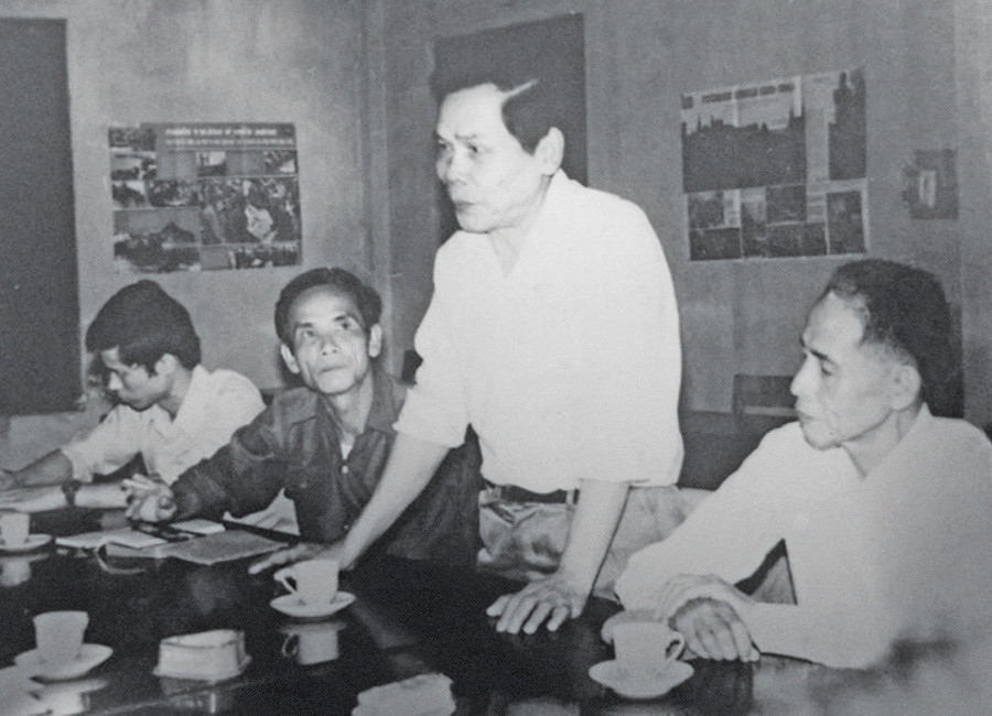 Đồng chí Phan Thêm (thứ 2 từ phải sang) trong một cuộc họp. Ảnh tư liệu Đồng chí Phan Thêm (thứ 2 từ phải sang) trong một cuộc họp. Ảnh tư liệu