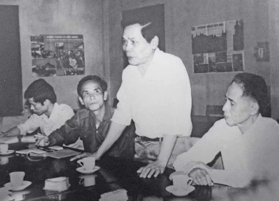 Đồng chí Phan Thêm (thứ 2 từ phải sang) trong một cuộc họp. Ảnh tư liệu