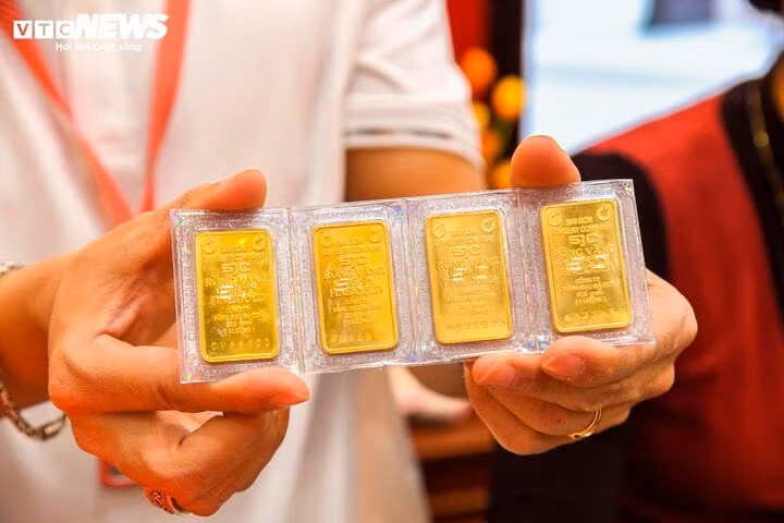 Từ ngày mai, 4 ngân hàng và công ty SJC sẽ bán vàng miếng cho người dân. (Ảnh minh họa: Công Hiếu)