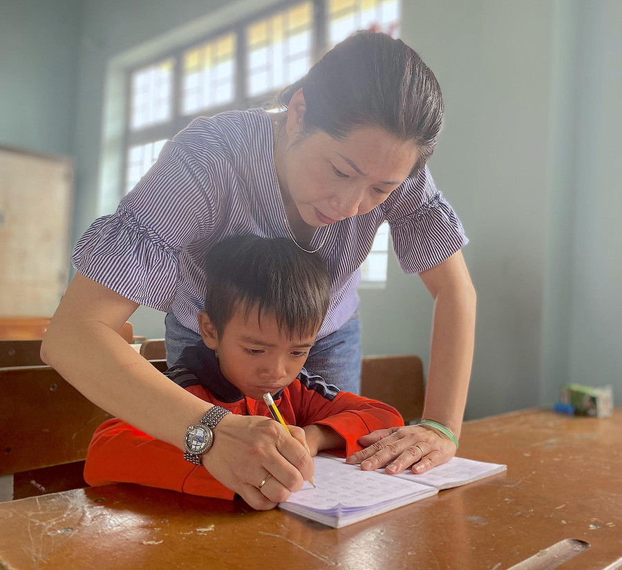 Giáo viên tăng cường Tiếng Việt cho học sinh dân tộc thiểu số. Ảnh: Mộc Trà Giáo viên tăng cường Tiếng Việt cho học sinh dân tộc thiểu số. Ảnh: Mộc Trà