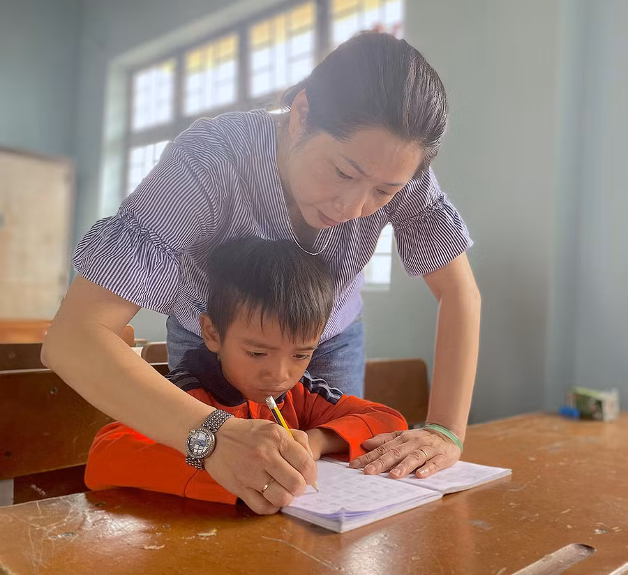 Giáo viên tăng cường Tiếng Việt cho học sinh dân tộc thiểu số. Ảnh: Mộc Trà