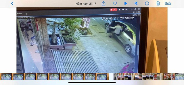 Nghi phạm nhanh chóng lên xe tẩu thoát.