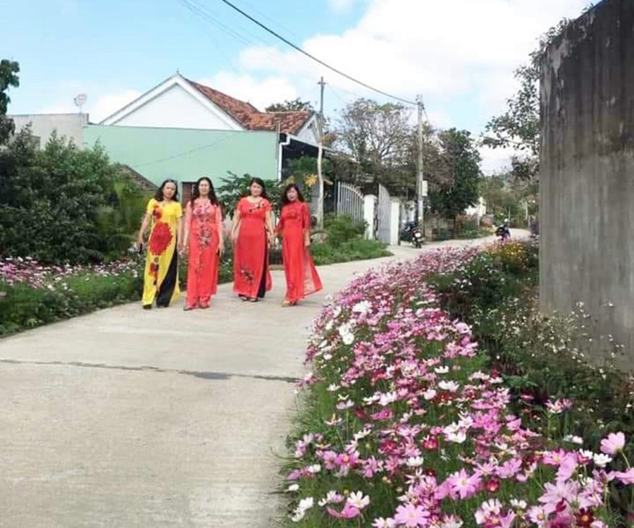 Hội Liên hiệp phụ nữ xã Cư An trồng con đường hoa để cải thiện môi trường. Ảnh: Nhật Hào