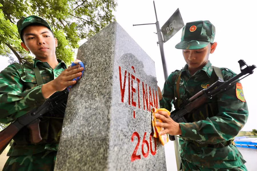 Chiến sĩ trẻ biên phòng làm nhiệm vụ bảo vệ biên giới quốc gia. Ảnh: DŨNG PHƯƠNG