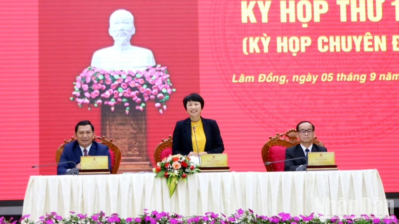 Chủ tịch Hội đồng nhân dân tỉnh Lâm Đồng Phạm Thị Phúc điều hành tại kỳ họp. Chủ tịch Hội đồng nhân dân tỉnh Lâm Đồng Phạm Thị Phúc điều hành tại kỳ họp.