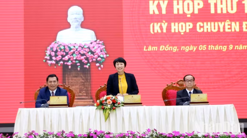 Chủ tịch Hội đồng nhân dân tỉnh Lâm Đồng Phạm Thị Phúc điều hành tại kỳ họp.