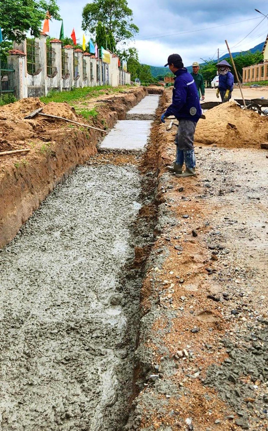 Dự án nâng cấp, mở rộng đường trung tâm xã Tơ Tung (huyện Kbang) đang được các đơn vị thi công đẩy nhanh tiến độ hoàn thiện. Ảnh: Minh Phương Dự án nâng cấp, mở rộng đường trung tâm xã Tơ Tung (huyện Kbang) đang được các đơn vị thi công đẩy nhanh tiến độ hoàn thiện. Ảnh: Minh Phương