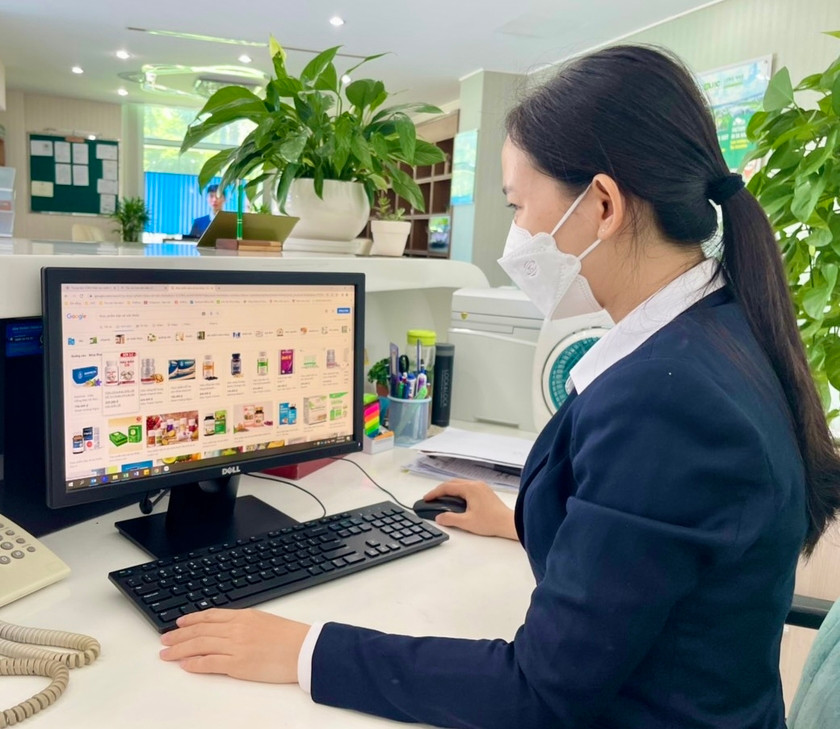 Người dân đang dần chuyển sang hình thức mua hàng trực tuyến. Ảnh: Vũ Thảo