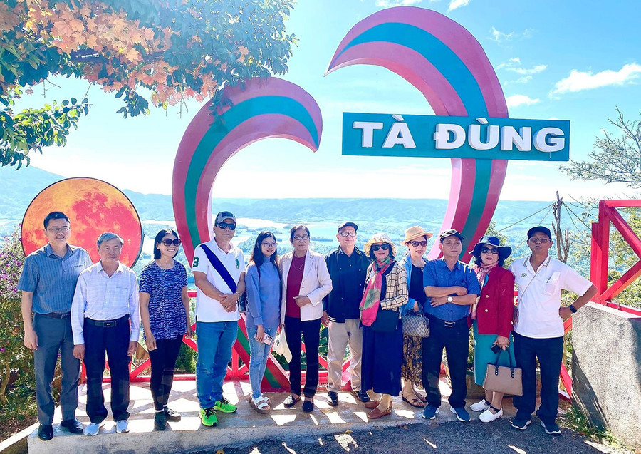 Các nhà báo hưu trí của Báo Gia Lai tham quan hồ Tà Đùng (tỉnh Đak Nông). Ảnh: Thanh Phong Các nhà báo hưu trí của Báo Gia Lai tham quan hồ Tà Đùng (tỉnh Đak Nông). Ảnh: Thanh Phong