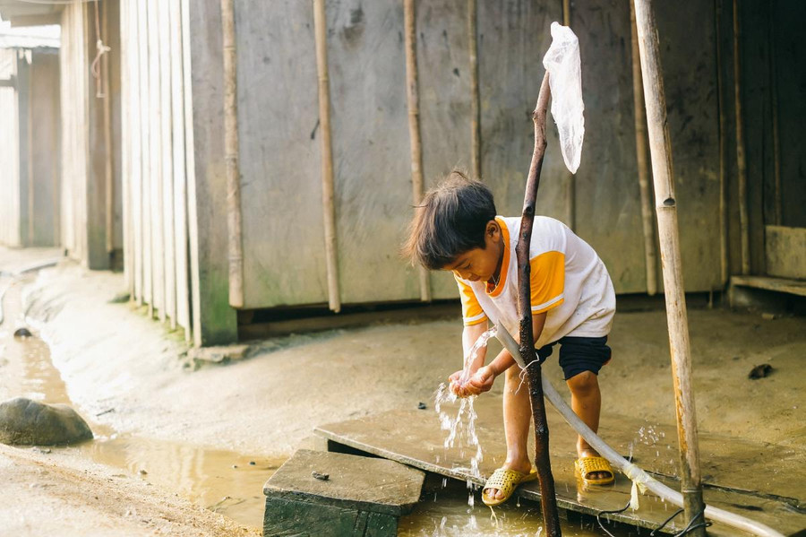 Nước sạch được nối ống tới từng nhà, mọi người không còn phải xuống suối lấy nước nữa. Ảnh: Tiêu Dao