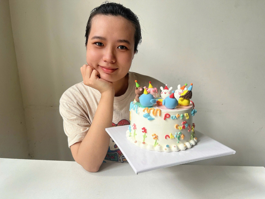 Để làm ra một chiếc bánh đẹp mắt, người thợ cần phải có sự kiên trì và tỉ mỉ. Ảnh: PHƯƠNG VY