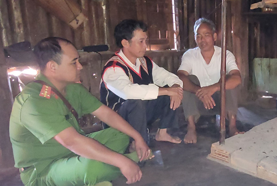 Cán bộ Công an xã Bờ Ngoong thăm hỏi, động viên ông Bin (bìa phải). Ảnh: T.D Cán bộ Công an xã Bờ Ngoong thăm hỏi, động viên ông Bin (bìa phải). Ảnh: T.D