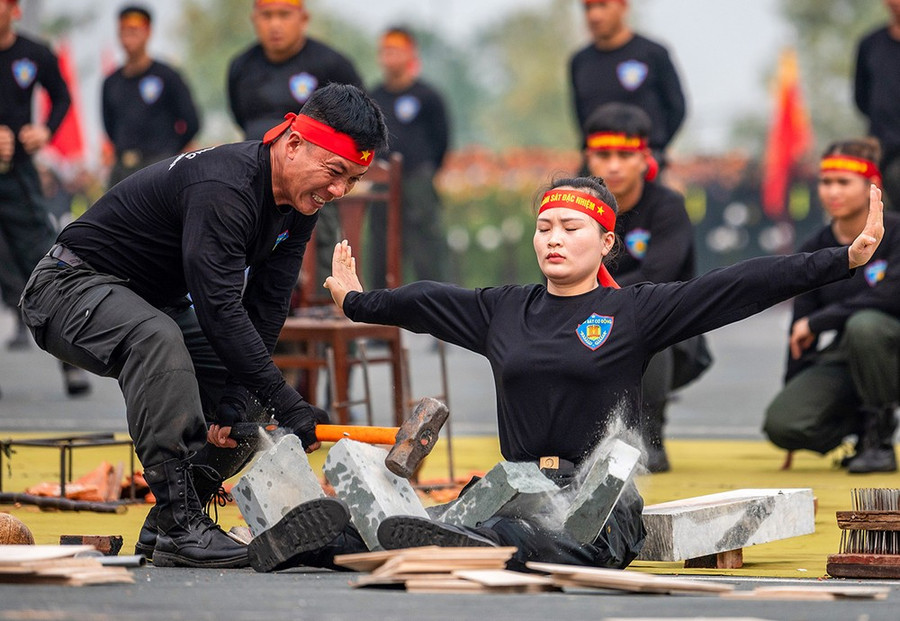 Màn biểu diễn thể hiện nội lực của nữ Cảnh sát cơ động.