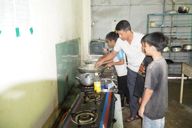 Thầy Đạt hướng dẫn các em học sinh làng Kon Ktur nấu ăn. Ảnh: ĐỨC NHẬT