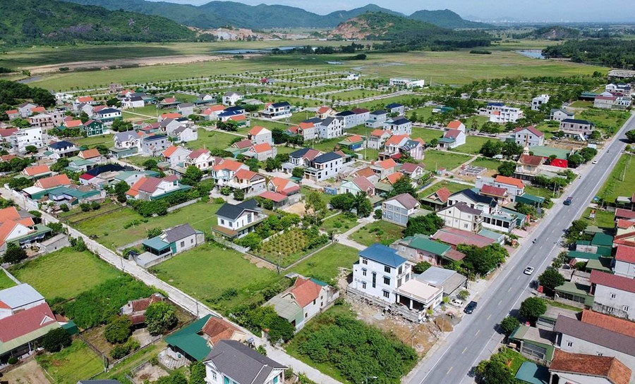 Những ngôi nhà khang trang được xây lên nhờ con em đi xuất khẩu lao động ở xã Cương Gián, Nghi Xuân, Hà Tĩnh. Ảnh: Đậu Tình