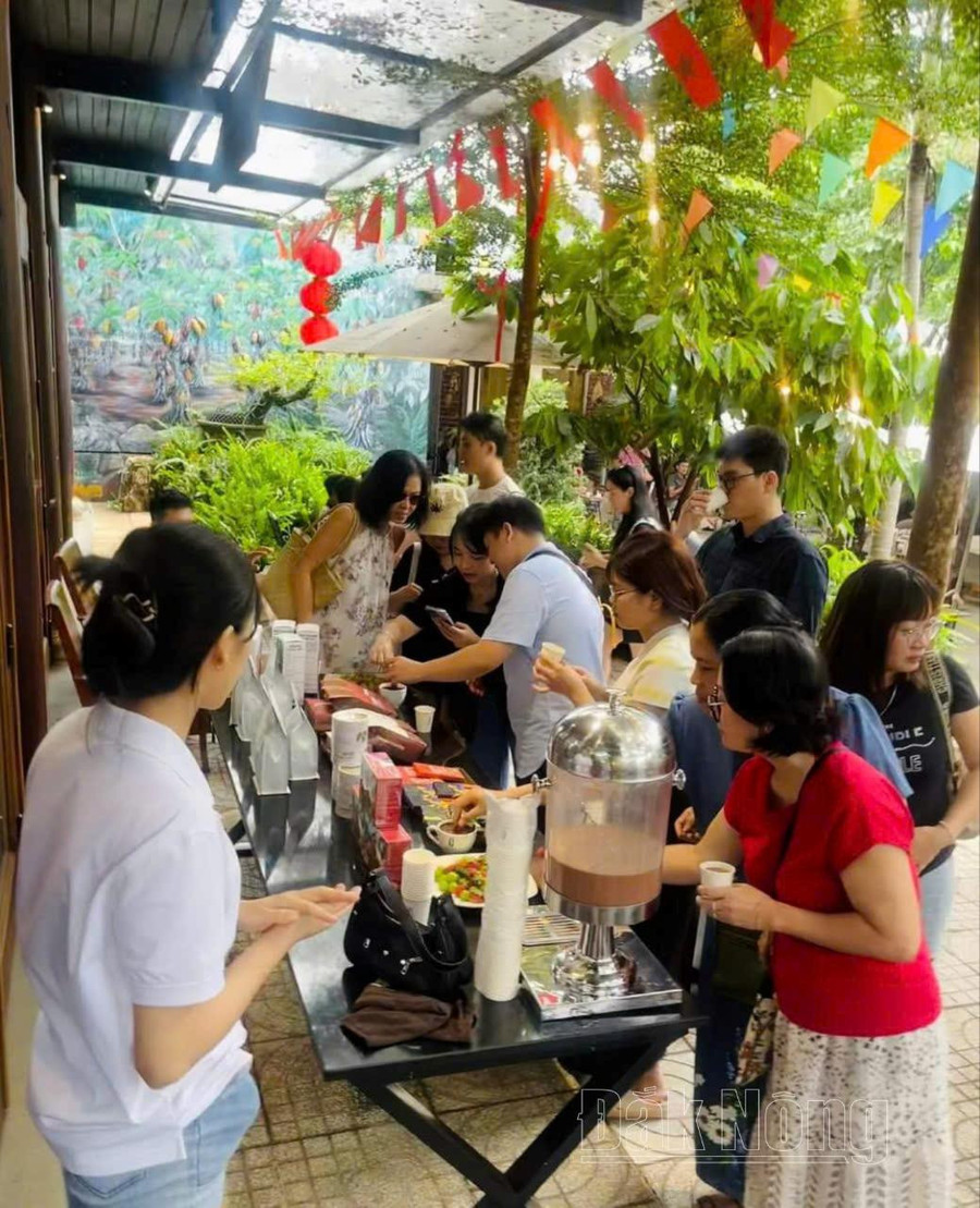 Du khách đến từ TP. Hồ Chí Minh thưởng thức cà phê, ca cao, socola tại quán của Công ty Cà phê Bazan Đắk Nông ngay tại trung tâm TP. Gia Nghĩa Du khách đến từ TP. Hồ Chí Minh thưởng thức cà phê, ca cao, socola tại quán của Công ty Cà phê Bazan Đắk Nông ngay tại trung tâm TP. Gia Nghĩa