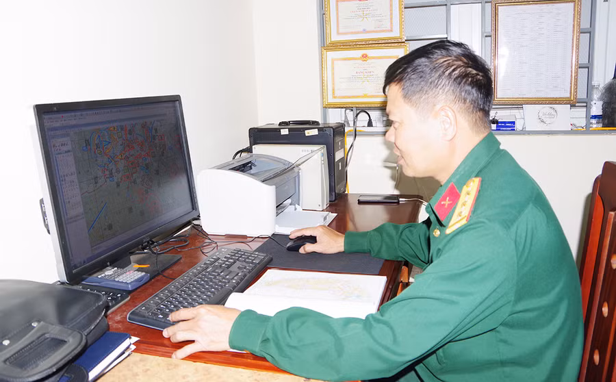 Đại úy Huỳnh Minh Tuấn tác nghiệp bản đồ trên phần mềm MicroStation V8i. Ảnh: Vĩnh Hoàng