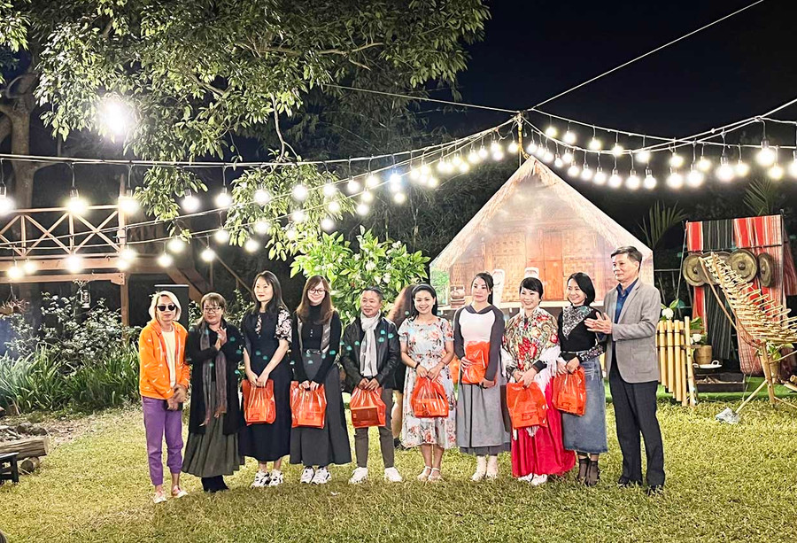 Đại diện Ban tổ chức trao giải thưởng cho các tác giả có tác phẩm tiêu biểu về chủ đề Tây Nguyên. Ảnh: Đào An Duyên Đại diện Ban tổ chức trao giải thưởng cho các tác giả có tác phẩm tiêu biểu về chủ đề Tây Nguyên. Ảnh: Đào An Duyên