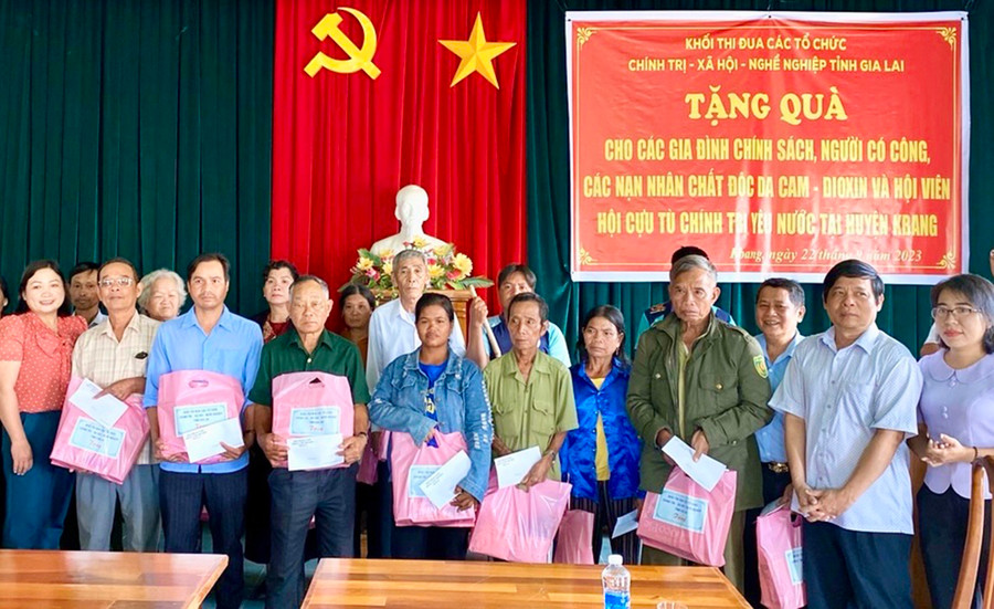 Khối thi đua các tổ chức chính trị-xã hội-nghề nghiệp tỉnh (Hội Đông y tỉnh làm Trưởng khối) thăm, tặng quà các gia đình chính sách, người có công, nạn nhân chất độc da cam trên địa bàn huyện Kbang. Ảnh: N.N Khối thi đua các tổ chức chính trị-xã hội-nghề nghiệp tỉnh (Hội Đông y tỉnh làm Trưởng khối) thăm, tặng quà các gia đình chính sách, người có công, nạn nhân chất độc da cam trên địa bàn huyện Kbang. Ảnh: N.N