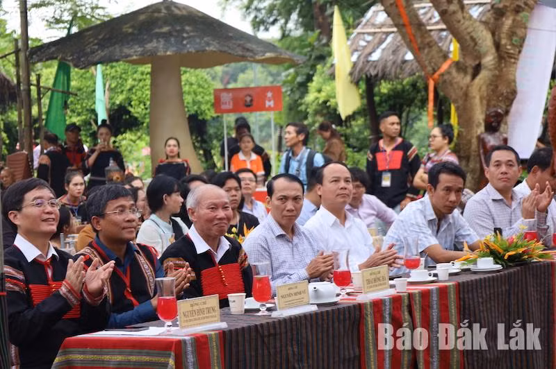 Các đại biểu tham dự chương trình khai mạc Liên hoan Văn hóa cồng chiêng tỉnh Đắk Lắk, lần thứ 3 năm 2024.