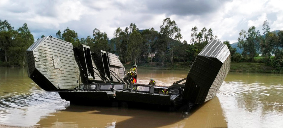 Thực hành bắc phà vượt sông. Ảnh: Vĩnh Hoàng Thực hành bắc phà vượt sông. Ảnh: Vĩnh Hoàng