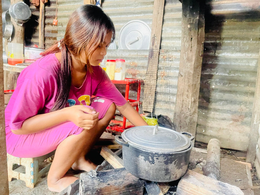 Mặc dù mới 15 tuổi nhưng Kpă H'Ôi (buôn Broăi) đã chuẩn bị làm mẹ. Ảnh: Vũ Chi Mặc dù mới 15 tuổi nhưng Kpă H'Ôi (buôn Broăi) đã chuẩn bị làm mẹ. Ảnh: Vũ Chi