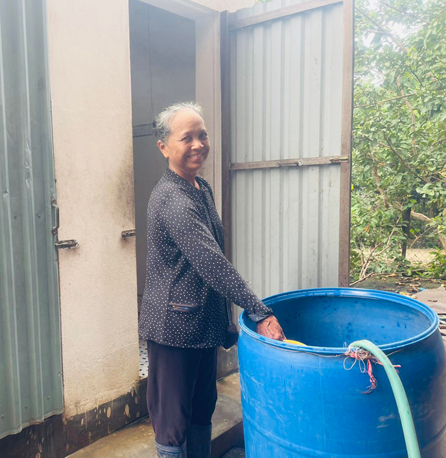 Bà Nay H’Prao (buôn Khăn) sử dụng nguồn vốn vay để lắp đặt hệ thống nước sạch và xây dựng nhà tiêu, nhà tắm hợp vệ sinh. Ảnh: V.C Bà Nay H’Prao (buôn Khăn) sử dụng nguồn vốn vay để lắp đặt hệ thống nước sạch và xây dựng nhà tiêu, nhà tắm hợp vệ sinh. Ảnh: V.C