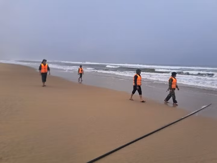 Lực lượng chức năng tổ chức tìm kiếm và đến 14h hôm nay đã tìm thấy thi thể nam thanh niên Hàn Quốc. (Ảnh: B.P)