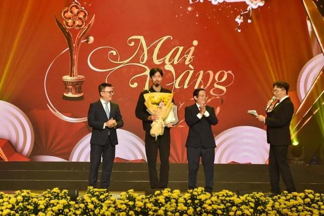 Anh cũng đoạt giải Nam ca sĩ/rapper được yêu thích nhất tại Mai Vàng lần thứ 29. Ảnh: NVCC Anh cũng đoạt giải Nam ca sĩ/rapper được yêu thích nhất tại Mai Vàng lần thứ 29. Ảnh: NVCC